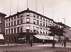 Grand Hotel ved Karl Johans gate i 1892. På hjørnet, inn mot Rosenkrantz' gate, kjører en hestesporvogn. Foto: Axel Lindahl / Nasjonalbiblioteket