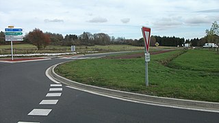 La route départementale 942, des panneaux vers la direction de Clermont-Ferrand.