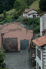 Le fronton place libre, percé pour laisser passer la route.