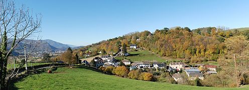 Panorama sur le village depuis Puyolle, en automne, Lourdes au fond