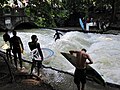 Eisbachsurfer am Englischen Garten