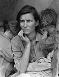 Dorothea Langes Migrant Mother («Omstreifende mor») fra 1936 viser Florence Owens Thompson, fattig landarbeider og sjubarnsmor som ble et visuelt symbol for amerikansk offervilje og styrke under den store depresjonen.