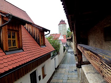 fast ringförmig erhaltene Stadtbefestigung