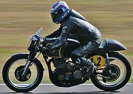 De Britse coureur Steve Parrish op een AJS 7R in 2009