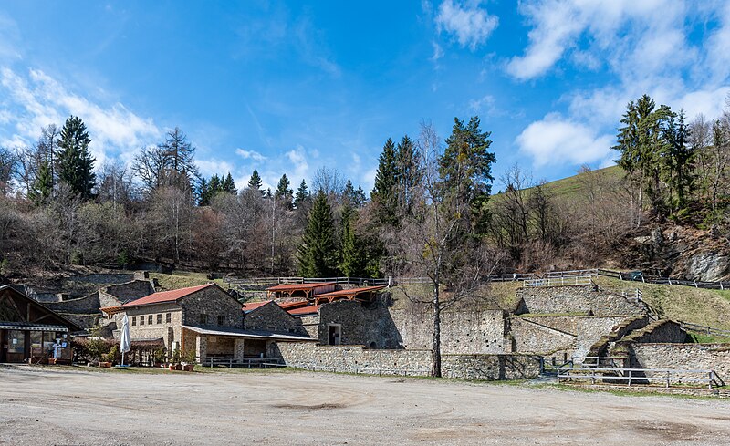 File:Magdalensberg Archäologischer Park Stadt auf dem Magdalensberg 29032023 3681.jpg