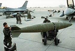 Mk 84 nem irányított bomba függesztése a 401st. TFW F–16C Block 30 gépére az öbölháború idején