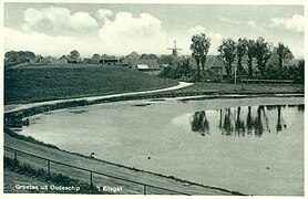 Het Aeilsgat begin 20e eeuw met op de achtergrond de in 1943 afgebroken korenmolen van het dorp