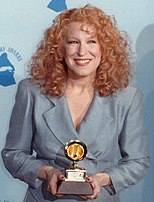 Bette Midler met haar Grammy in 1990.