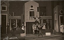 El Teatro Nacional Cervantes durante la representación de Los Mellizos de Plauto, 1956