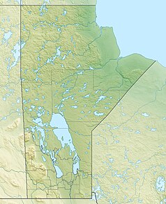 Mapa konturowa Manitoby, po lewej nieco na dole znajduje się owalna plamka nieco zaostrzona i wystająca na lewo w swoim dolnym rogu z opisem „Winnipegosis”