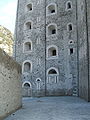 Les murs à embrasures du bâtiment central