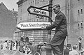 1947 gouf zu Berlin d'Karlstraße a Max Reinhardtstraße ëmbenannt