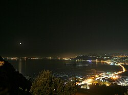 Golfo di Pozzuoli. In primo piano a destra le luci dell'area dell'ex Italsider nel quartiere di Bagnoli (Napoli)