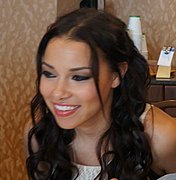 Jessica Parker Kennedy jwe Nora West-Allen.