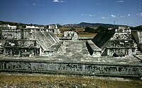 Lapangan bola dari masa Pascaklasik di Zaculeu, Dataran Tinggi Guatemala