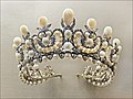 Perlediadem etter keiserinne Eugénie de Montijo, gift med Napoleon III av Frankrike fra 1853. Diademet består blant annet av 212 perler og 1 998 diamanter.