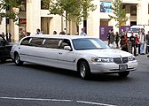 Een limousine met vijf dakstijlen (A, B1, B2, B3 en C)