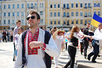 Mann mit Wyschywanka bei der Wyschywanka-Parade in der Ukraine.