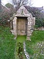 Fontaine près de l'église paroissiale de Saint-Servais.