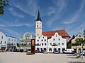 Marktplatz mit Marienstatue und Pfarrkirche St. Jakob