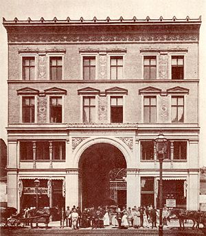 Vorderhaus an der Dorotheenstraße 29 (heute 84) um 1890, hinter der Durchfahrt ist der Eingang der Markthalle zu erkennen