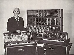 Robert Moog Kuvassa vas Moog Sonic Six, Minimoog, Moog Modular System