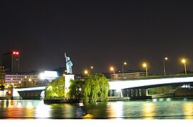 Le pont de Grenelle en appui sur la pointe aval de l'île aux Cygnes.