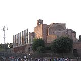 Vue depuis le sud-est : le soubassement, la colonnade restaurée côté sud, l'abside