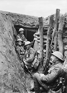 Photo en noir et blanc de soldats dans une tranchée