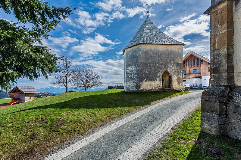 File:Magdalensberg Wolfgangkapelle N-Ansicht 29032023 3708.jpg