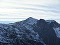 Mont Malamot, z koszarami obronnymi na górze, widziane z równiny, gdzie stała Bateria Paradiso