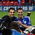 Azpilicueta avec son compatriote Cesc Fàbregas après la victoire de Chelsea en League Cup.