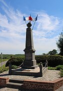 Le monument aux morts situé à l'extérieur du village, route de La Rue Lagasse.