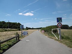 Entrée de la voie verte à Saint-Prest.jpg