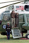 O então presidente Ronald Reagan e sua esposa, Nancy Reagan, embarcando no Marine One em 1987.