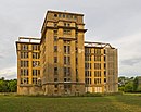 Tuchfabrik (Carl Lehmanns Wwe & Sohn, später Werk I des VEB Gubener Wolle) mit Produktionsgebäude (Haus D), Verwalterhaus, Wolllager (Haus A) und Einfriedung