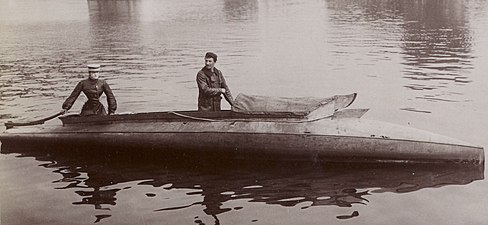 Camille du Gast barreur du Marsouin à moteur Darracq de M. Caillois (les canots automobiles à Juvisy 1904).