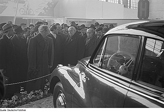 Wilhelm Pieck devant une IFA F9 en 1951.