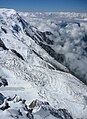 Vue des glaciers des Bossons (premier plan) et de Taconnaz (second plan) depuis l'aiguille du Midi à l'est.