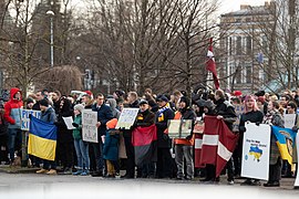 Manifestation pro-ukrainienne devant la Seima à Riga (Lettonie).