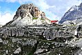 Toblach (Bolzano) - Rifugio Antonio Locatelli (Dreizinnenhütte) 2450 m. - Sullo sfondo la Torre di Toblin 2617 m.jpg2 048 × 1 361; 626 KB