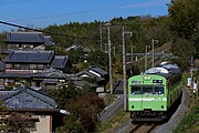 単線区間を走行する奈良行き列車