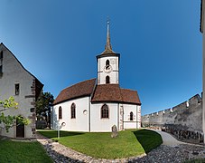 Ansicht des Kirchhofs, links das Beinhaus, rechts im Bild die Sammlung historischer Grenzsteine.