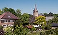 Dorpszicht vanaf de Waalbandijk met de toren van de Hervormde kerk