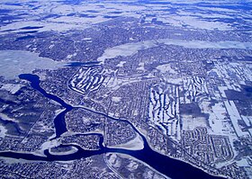 Photo aérienne montrant en haut la rivière des Mille Îles, et en bas les rapides Lalemant et la rivière des Prairies délimitant la pointe sud-ouest de l'île Jésus (Laval). Au bas: l'île de Montréal ( Pierrefonds-Roxboro); à gauche: l'île Bizard; en haut: la ville de St-Eustache. Les petites îles entièrement visibles sont l'île Bigras accolée à l'île Pariseau, l'île Verte et l'île Ronde.