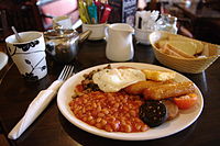 Full irish breakfast mit Kartoffelpuffer und Bohnen