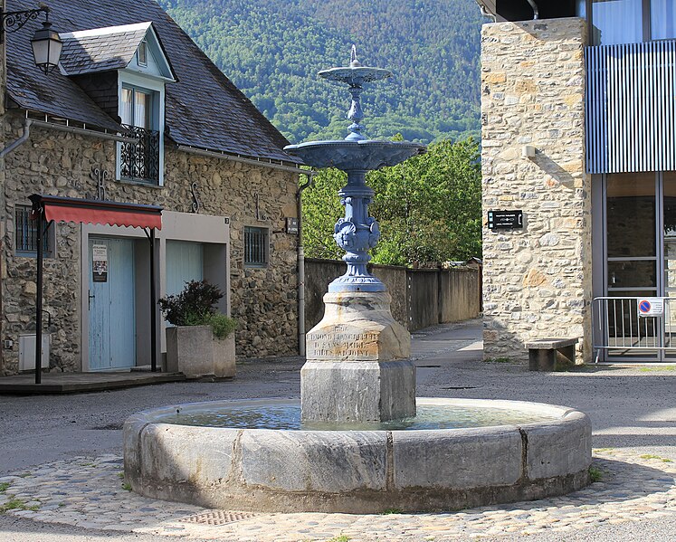 File:Fontaine de Vielle-Aure (Hautes-Pyrénées) 1.jpg