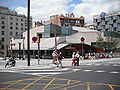 Biblioteca Jaume Fuster (2005) a la part alta de la plaça.