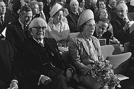 Jean Piaget naast koningin Juliana (uitreiking Erasmusprijs 1972)