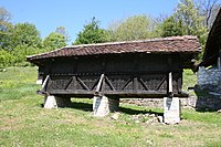 Un bâtiment agricole dans la cour de la maison.